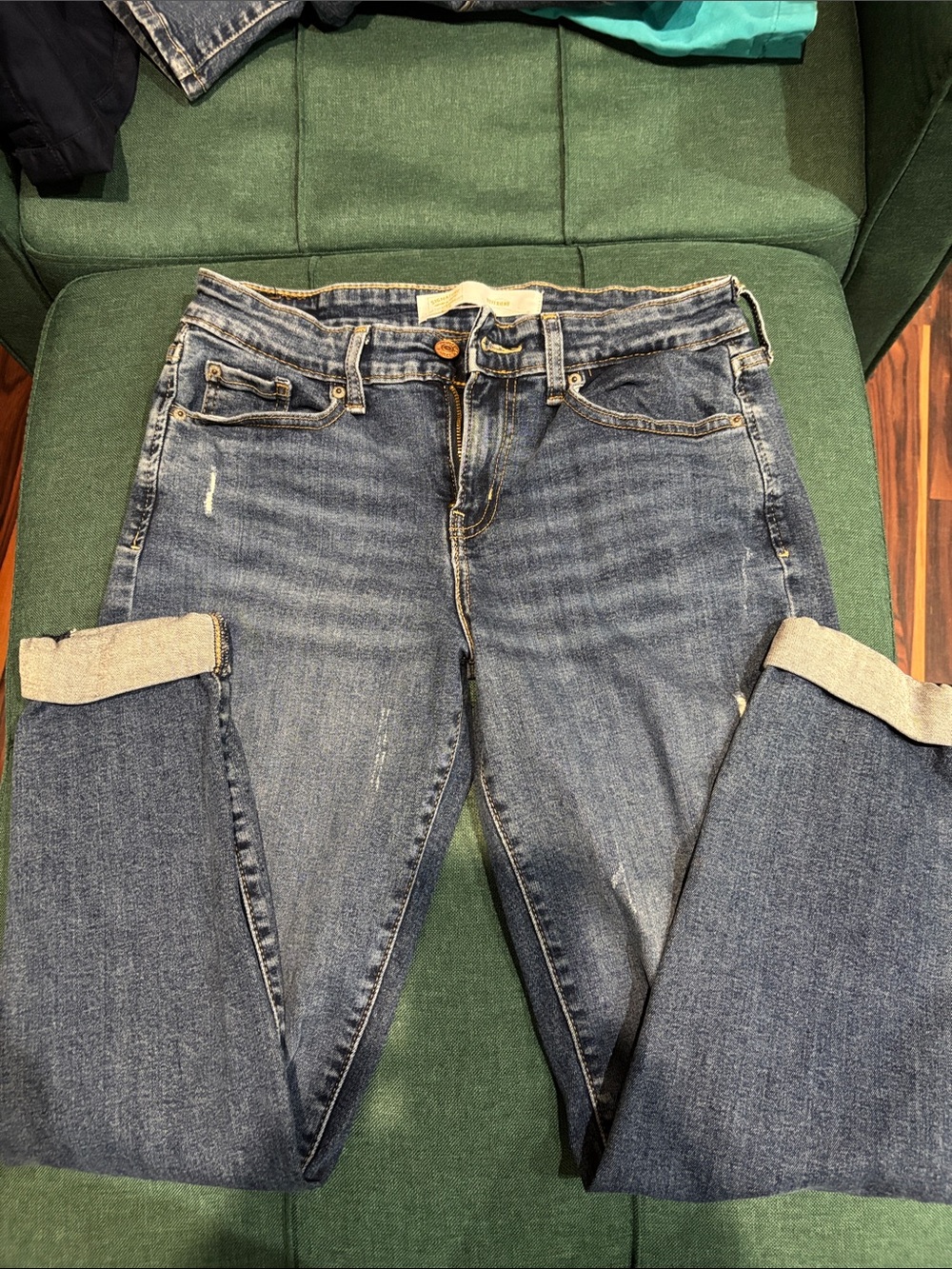Levi's women's cuffed ankle jeans in medium blue